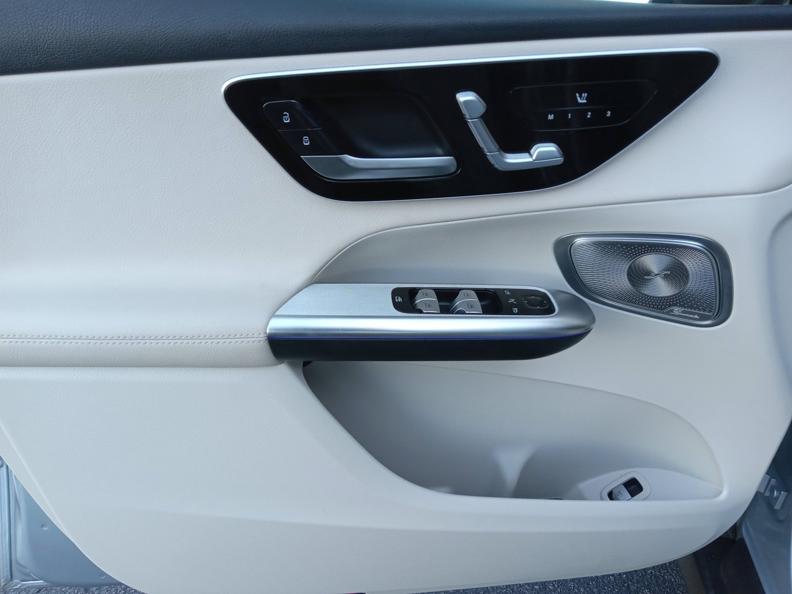 Used 2025 Mercedes-Benz GLC 300 4MATIC image 9