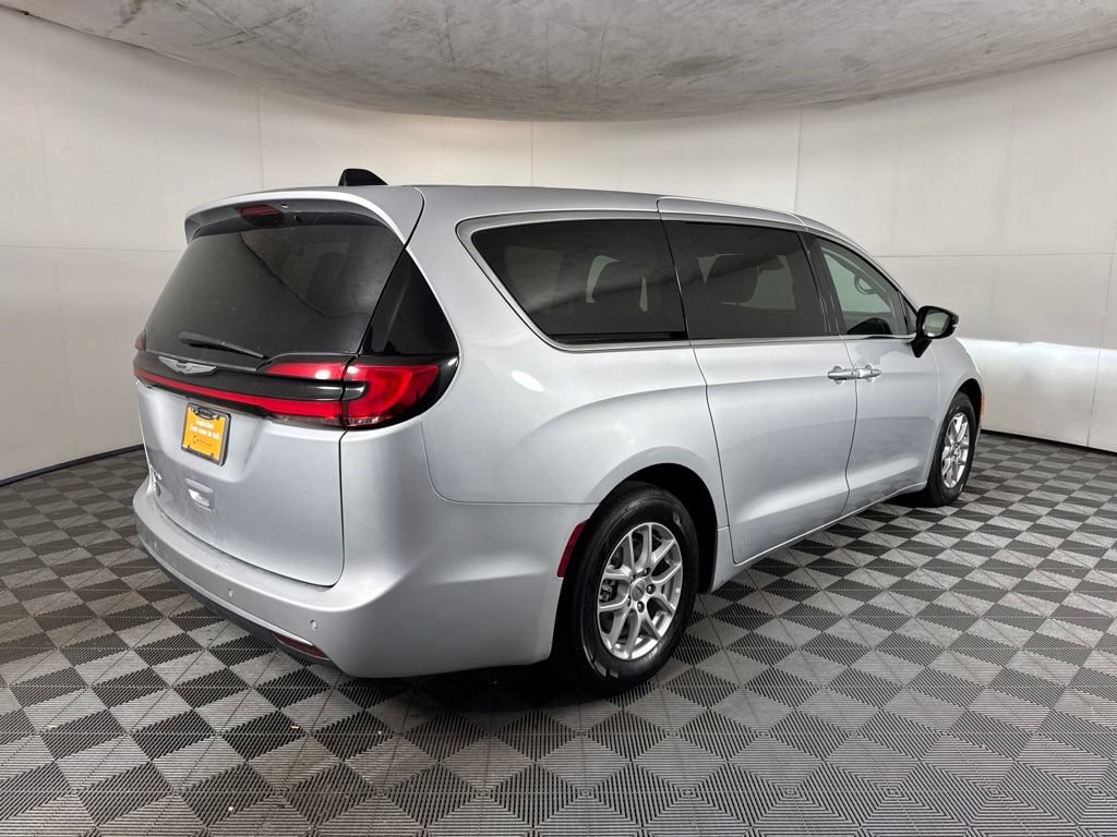 Certified 2024 Chrysler Pacifica Touring-L FWD image 6