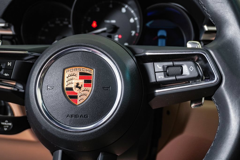 Certified 2025 Porsche Macan AWD/4WD image 18