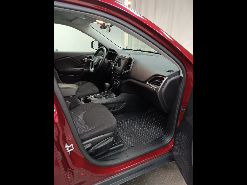 Used 2020 Jeep Cherokee Latitude w/ Cold Weather Group image 18