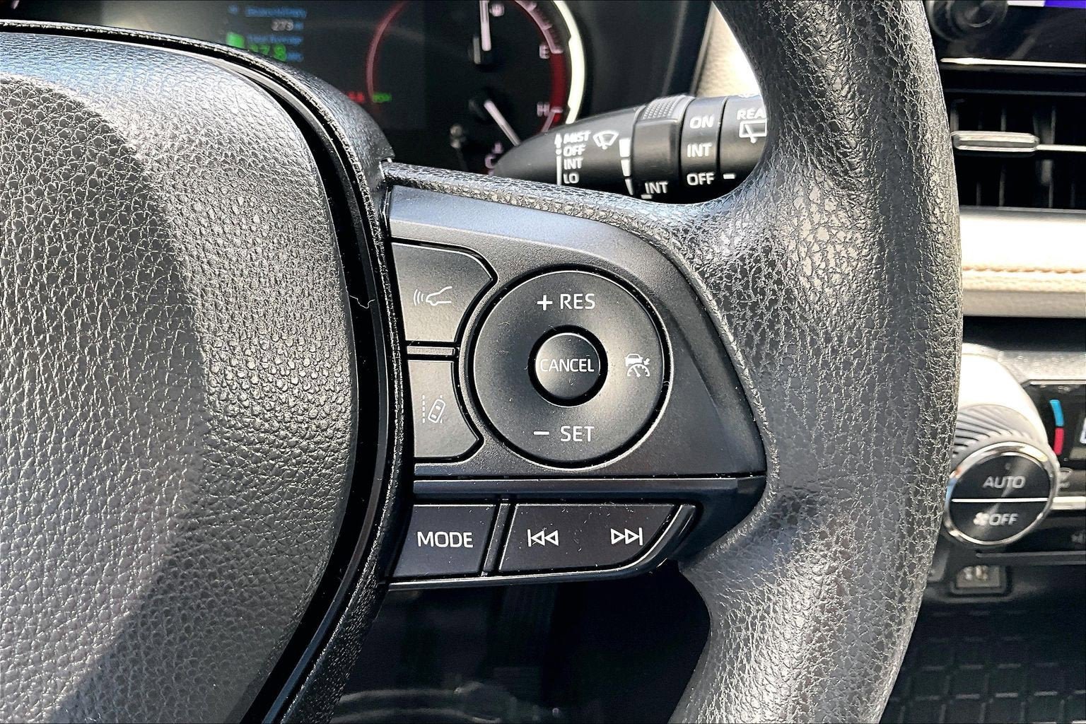 Used 2025 Toyota RAV4 XLE AWD/4WD image 18
