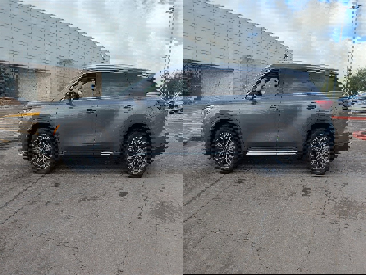 New 2026 INFINITI QX60 Luxe w/ Family Package image 2