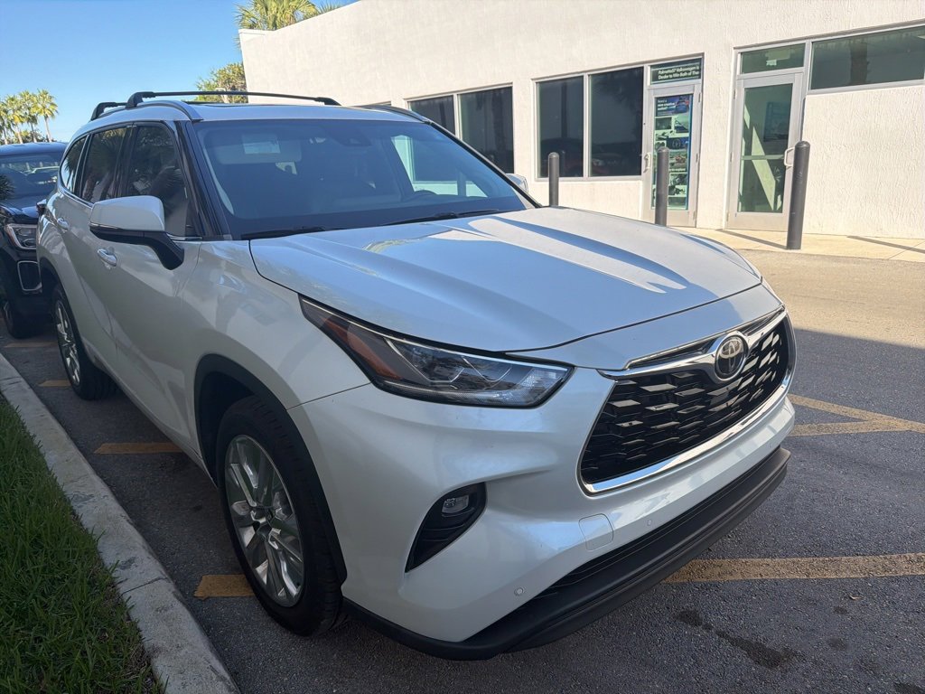 Used 2023 Toyota Highlander L image 3