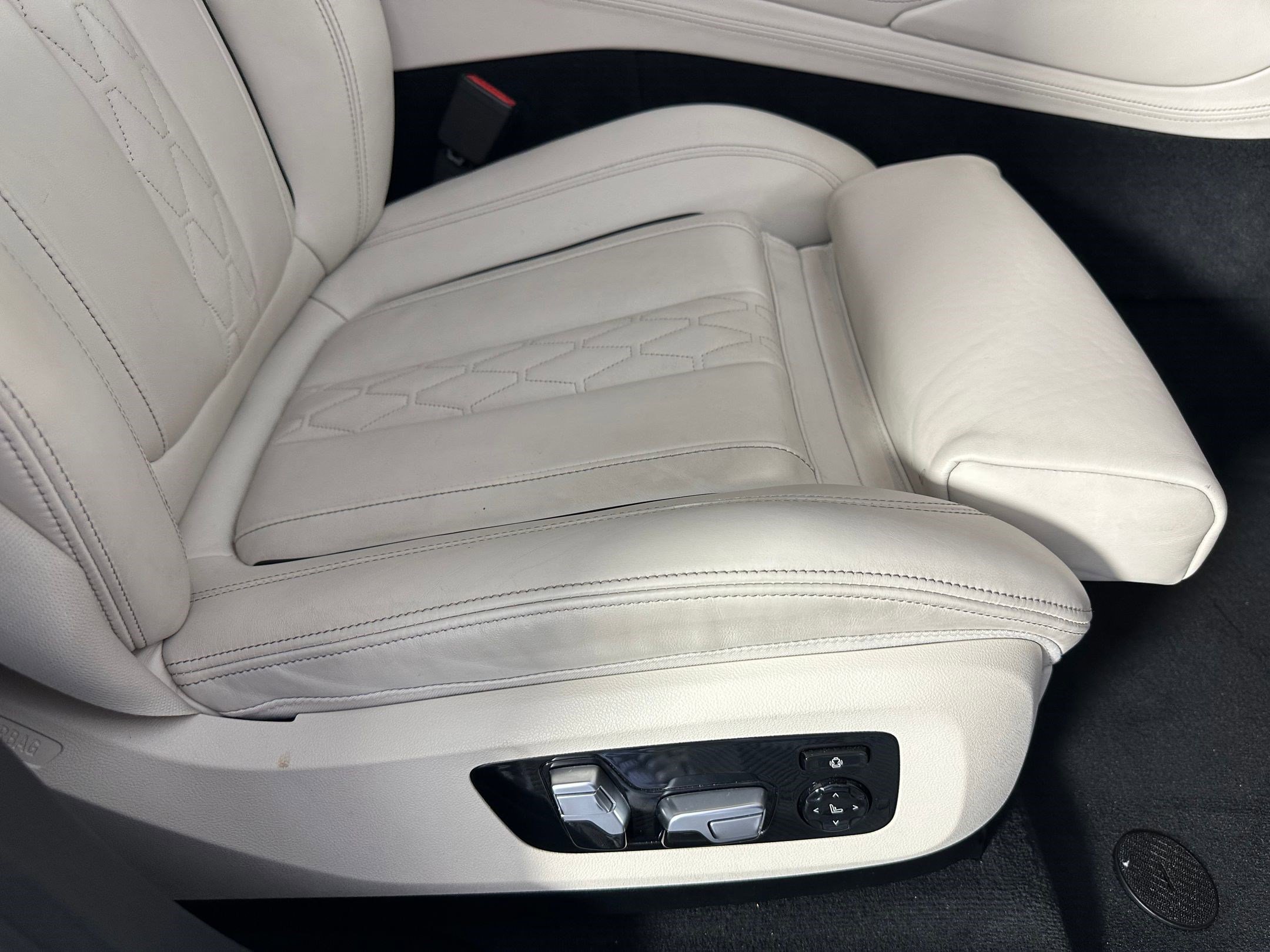 Used 2020 BMW X6 sDrive40i w/ Executive Package image 32