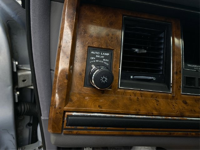 Used 1994 Lincoln Town Car Signature RWD image 23