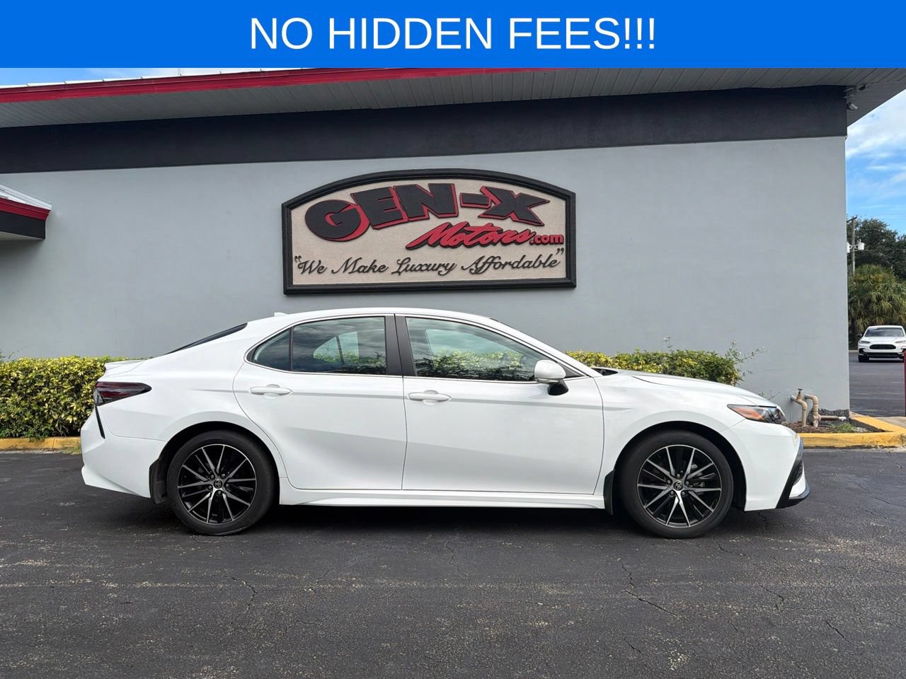 Used 2024 Toyota Camry SE FWD image 2