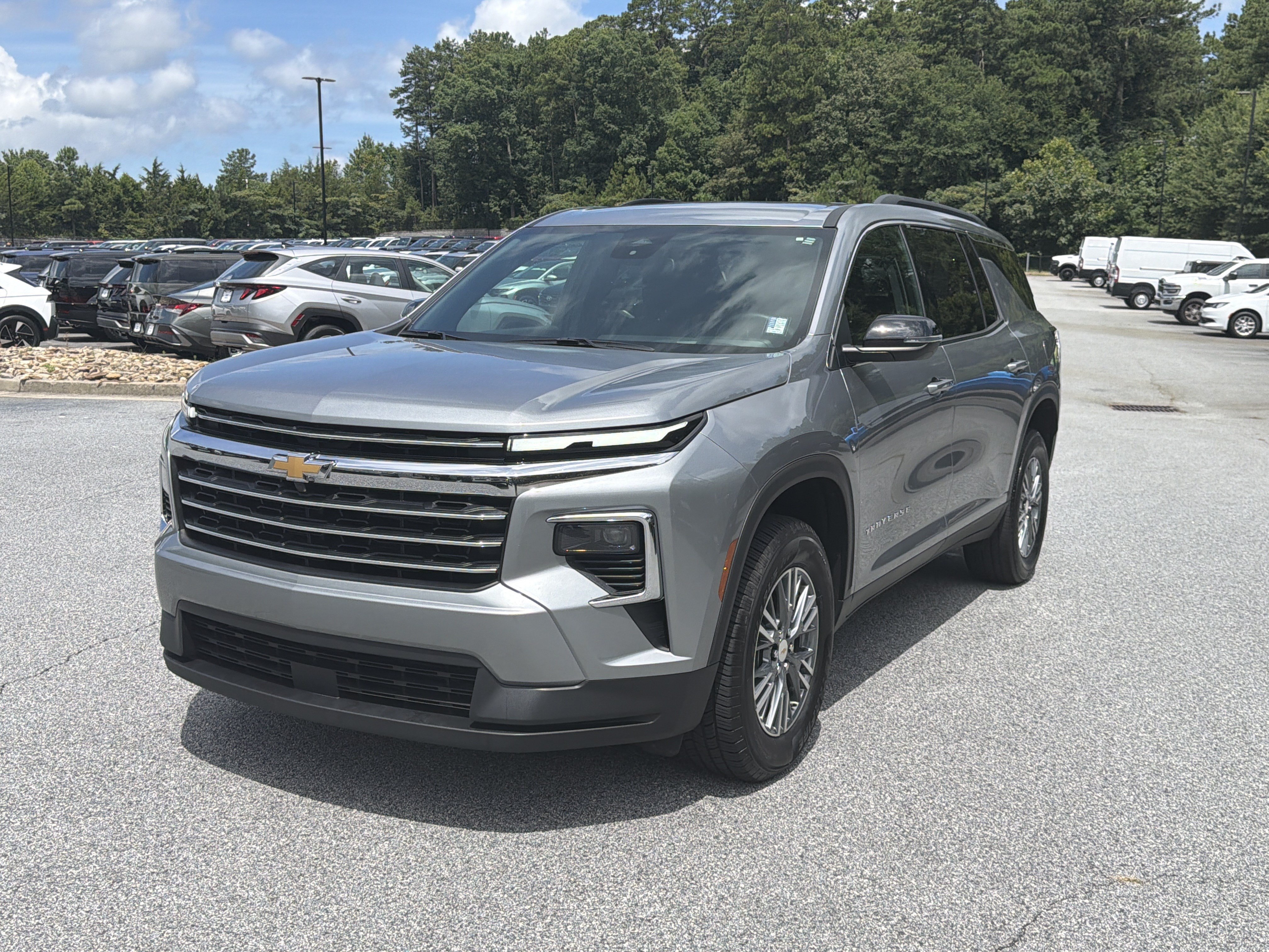 Used 2025 Chevrolet Traverse LT FWD image 3
