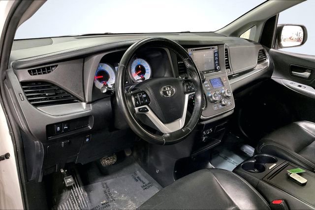 Used 2020 Toyota Sienna SE w/ SE Preferred Package FWD image 14