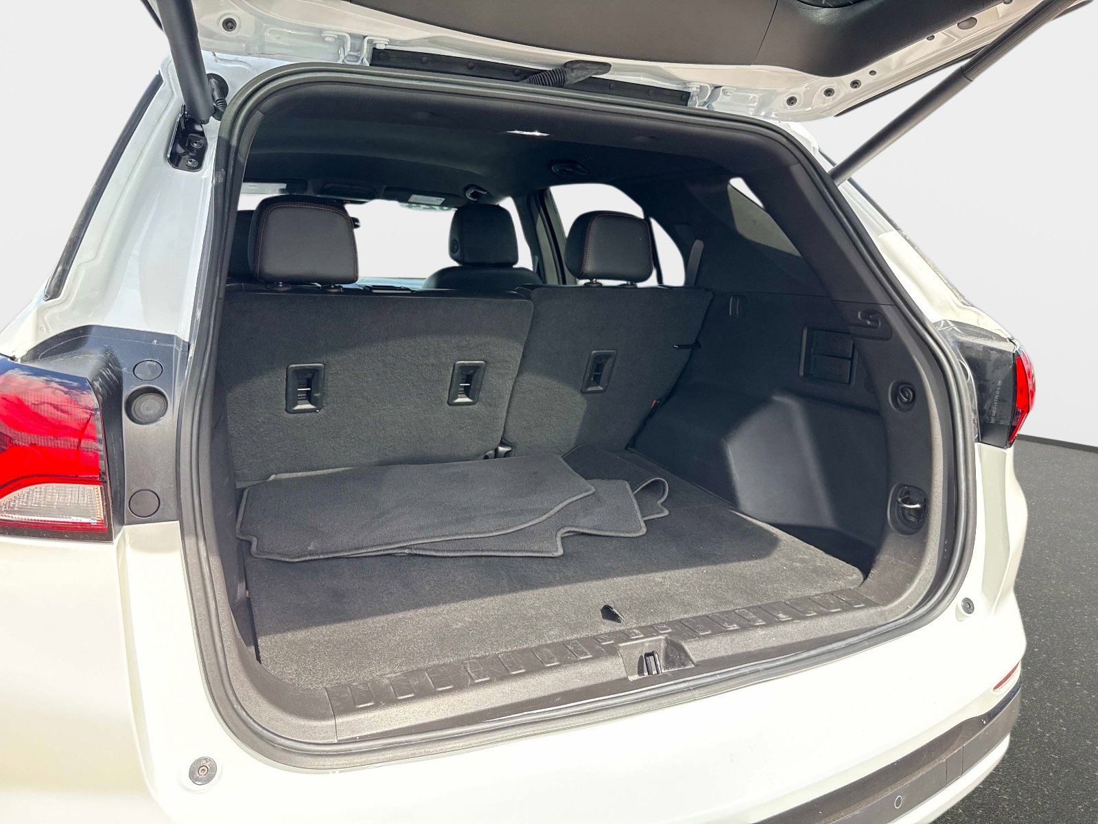 Used 2024 Chevrolet Equinox RS w/ RS Leather Package AWD/4WD image 11