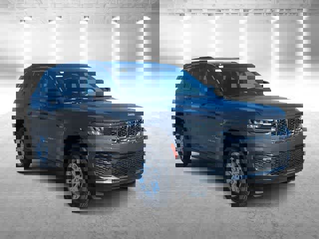 Used 2025 Jeep Grand Cherokee Laredo image 2