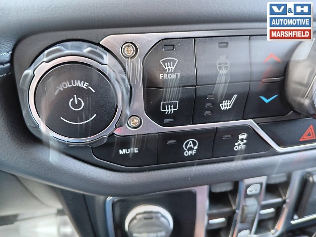 Used 2025 Jeep Wrangler Unlimited Sahara AWD/4WD image 13