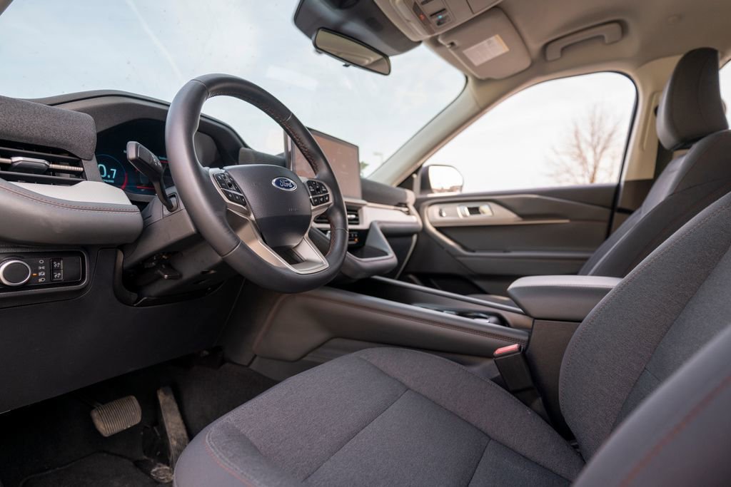 Used 2025 Ford Explorer Active image 5
