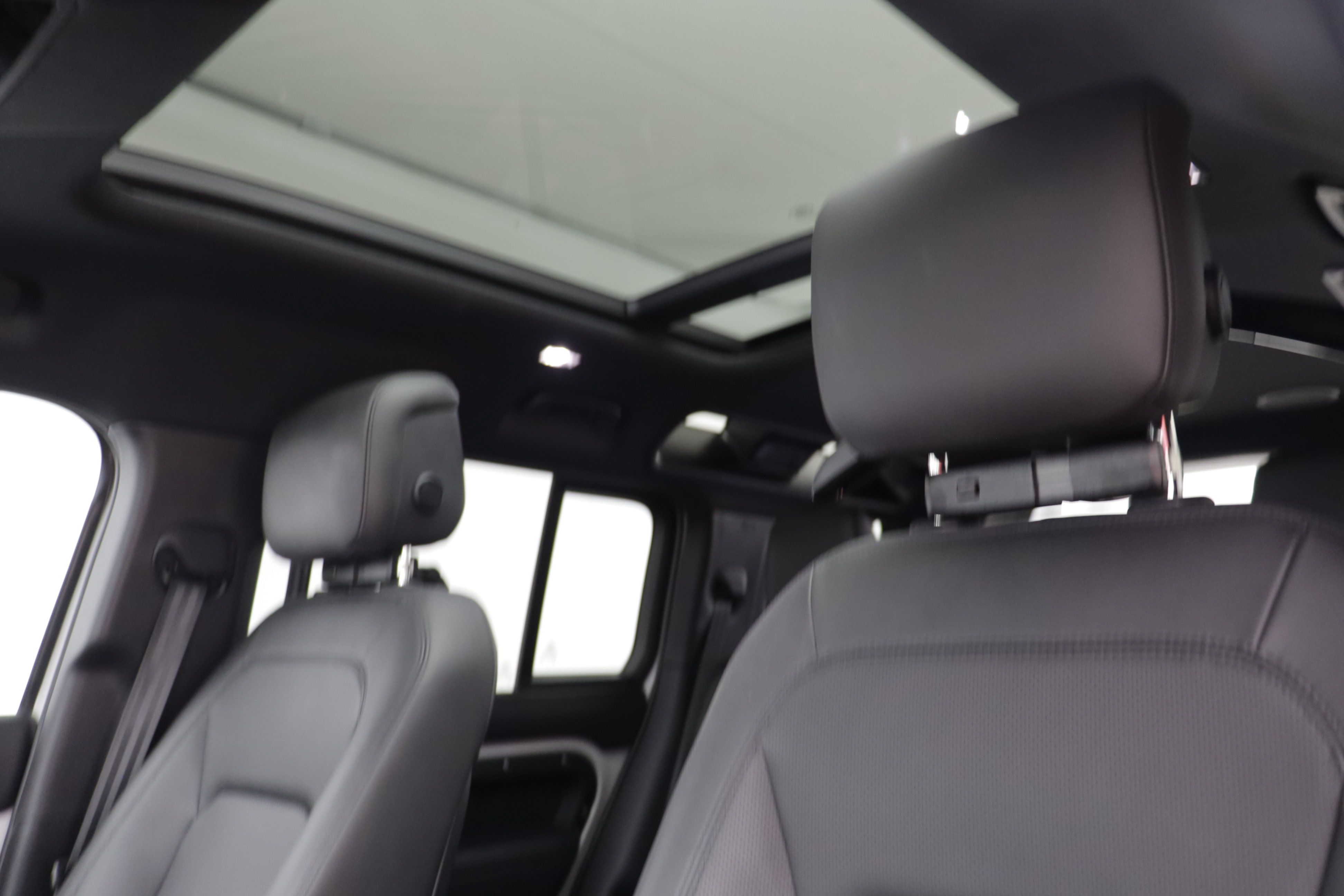 Certified 2026 Land Rover Defender 110 X-Dynamic SE AWD/4WD image 13