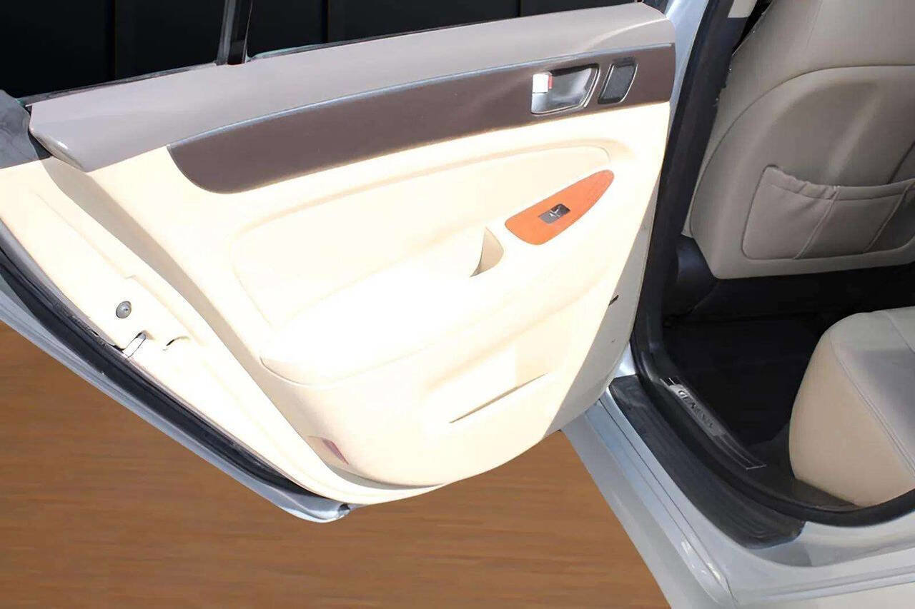 Used 2013 Hyundai Genesis 3.8 w/ Premium Pkg image 29