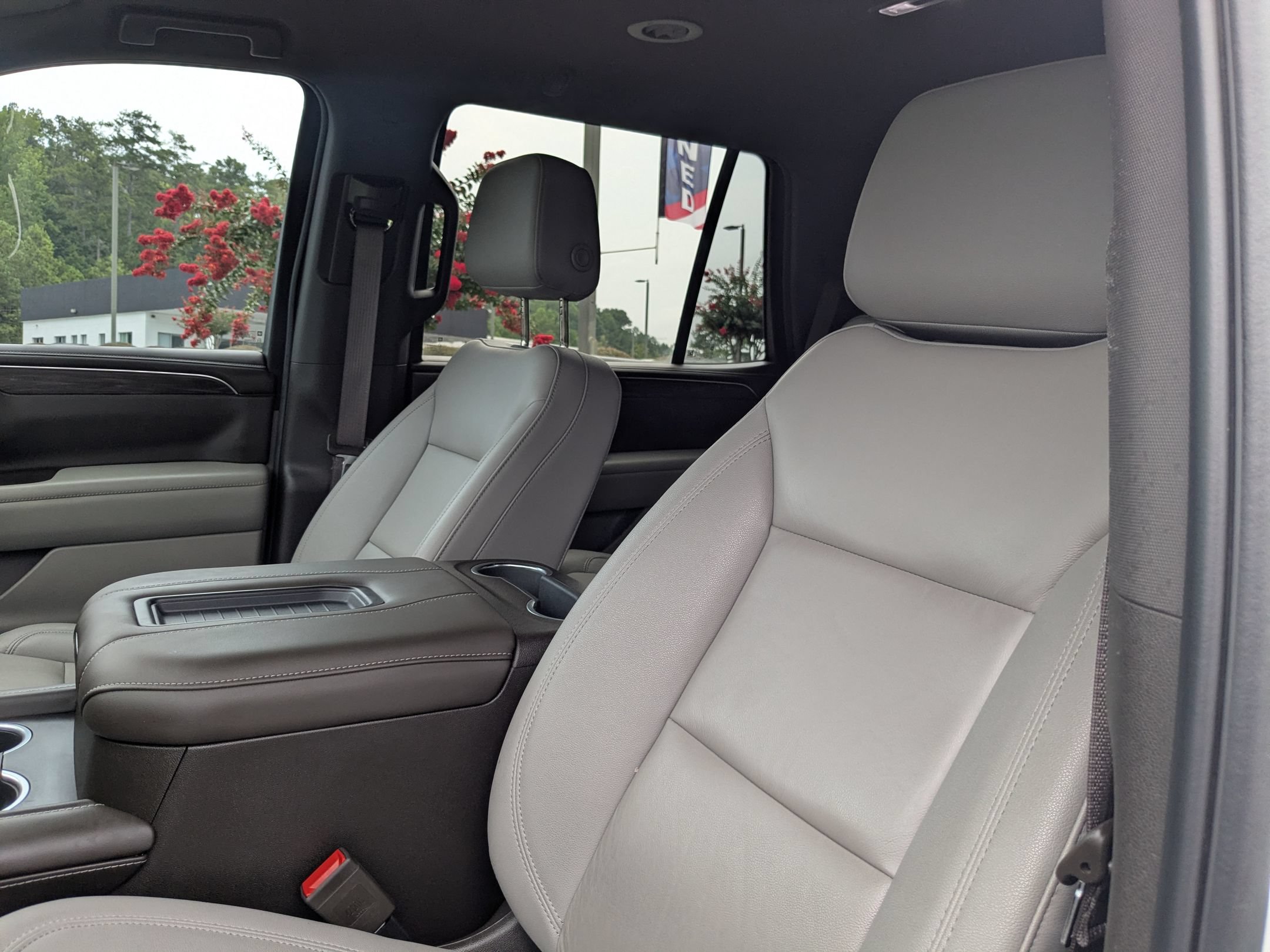 Used 2023 Chevrolet Tahoe Z71 w/ Z71 Off-Road Package AWD/4WD image 15