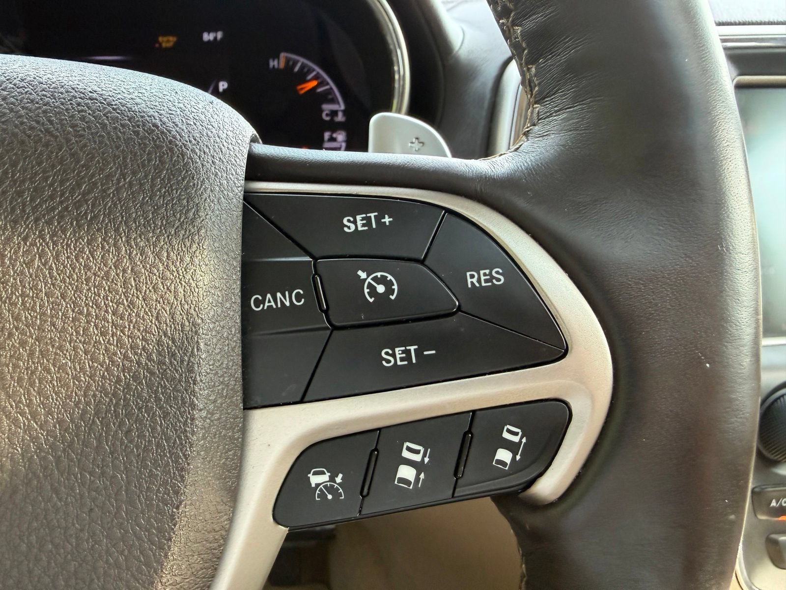Used 2014 Jeep Grand Cherokee Overland w/ Advanced Technology Group AWD/4WD image 15