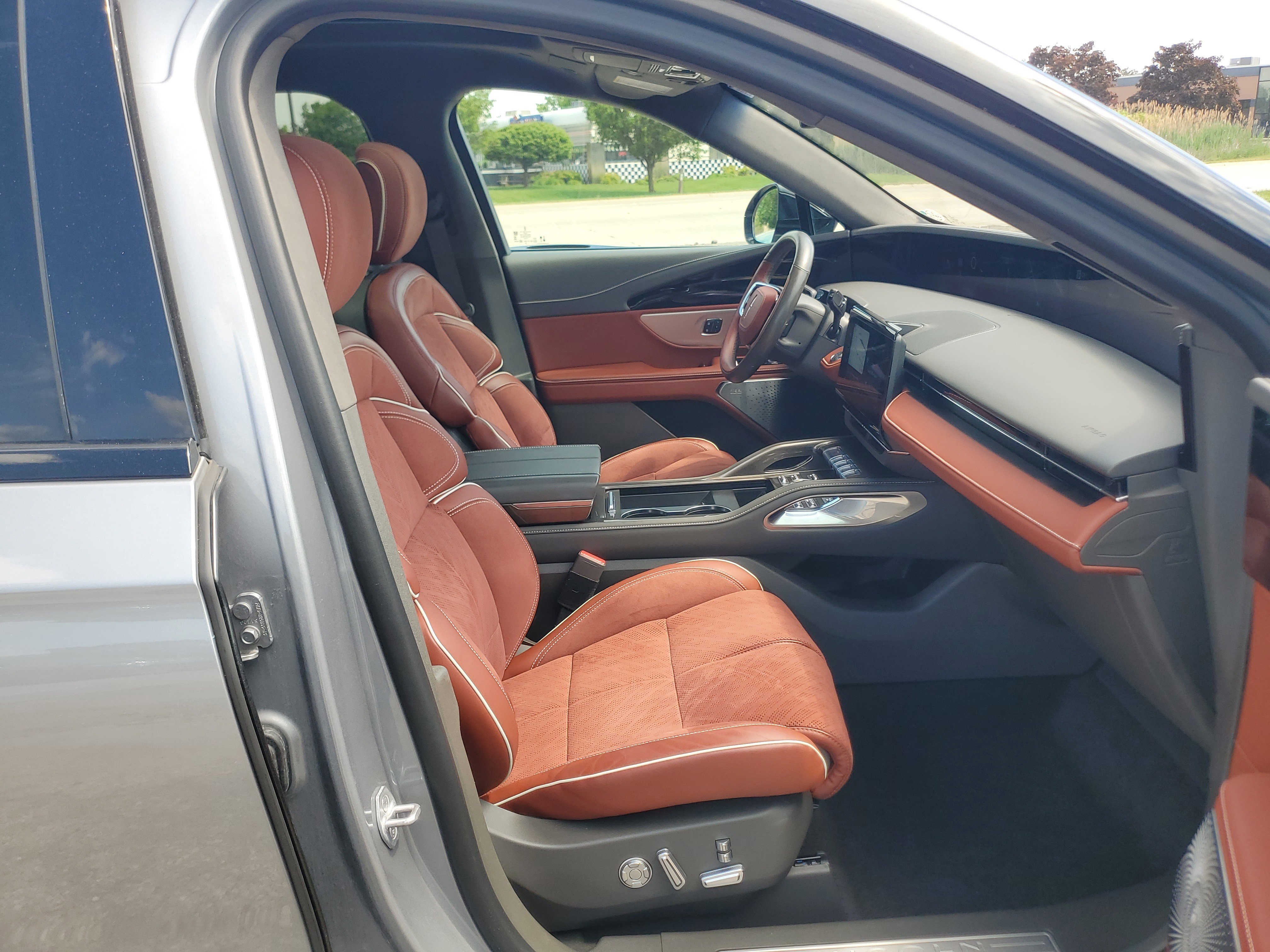 Certified 2024 Lincoln Nautilus Black Label w/ Jet Appearance Package (87T) AWD/4WD image 9