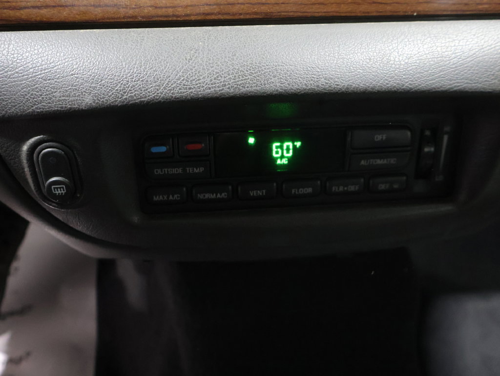 Used 2004 Ford Crown Victoria LX RWD image 26