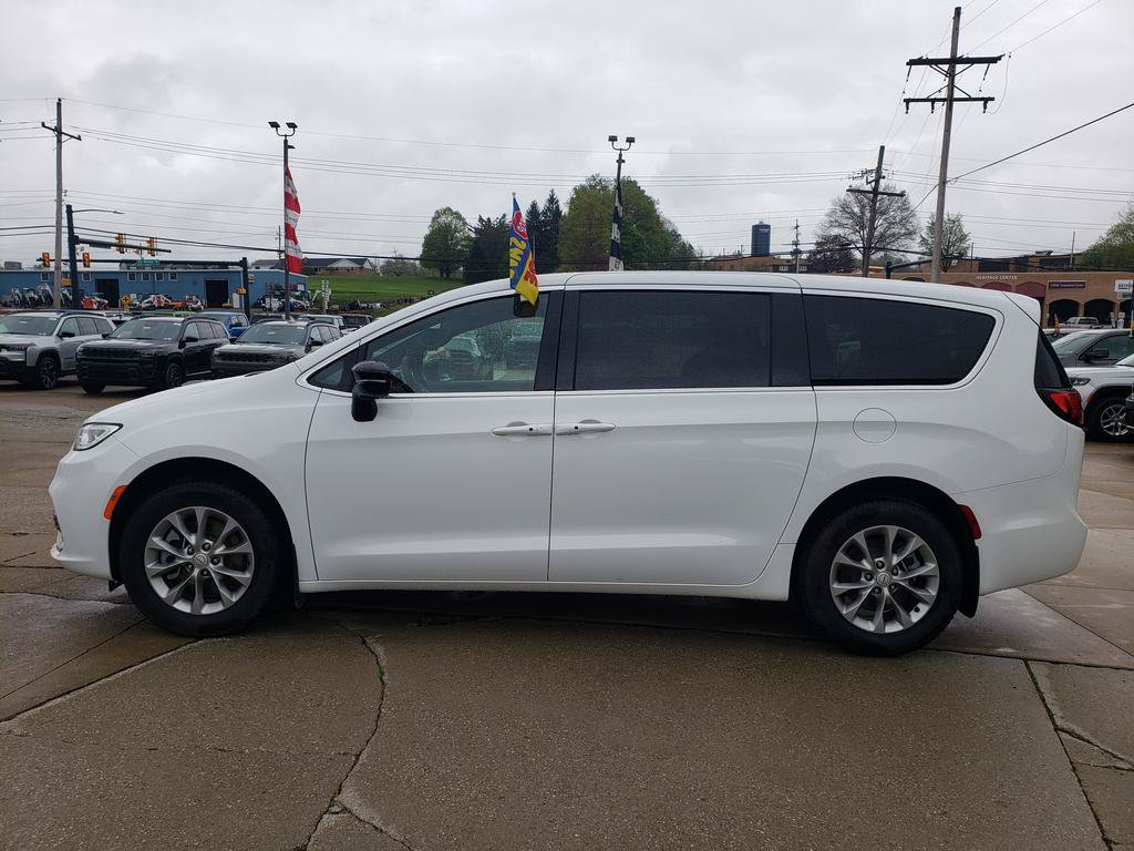 New 2026 Chrysler Pacifica Select AWD/4WD image 7
