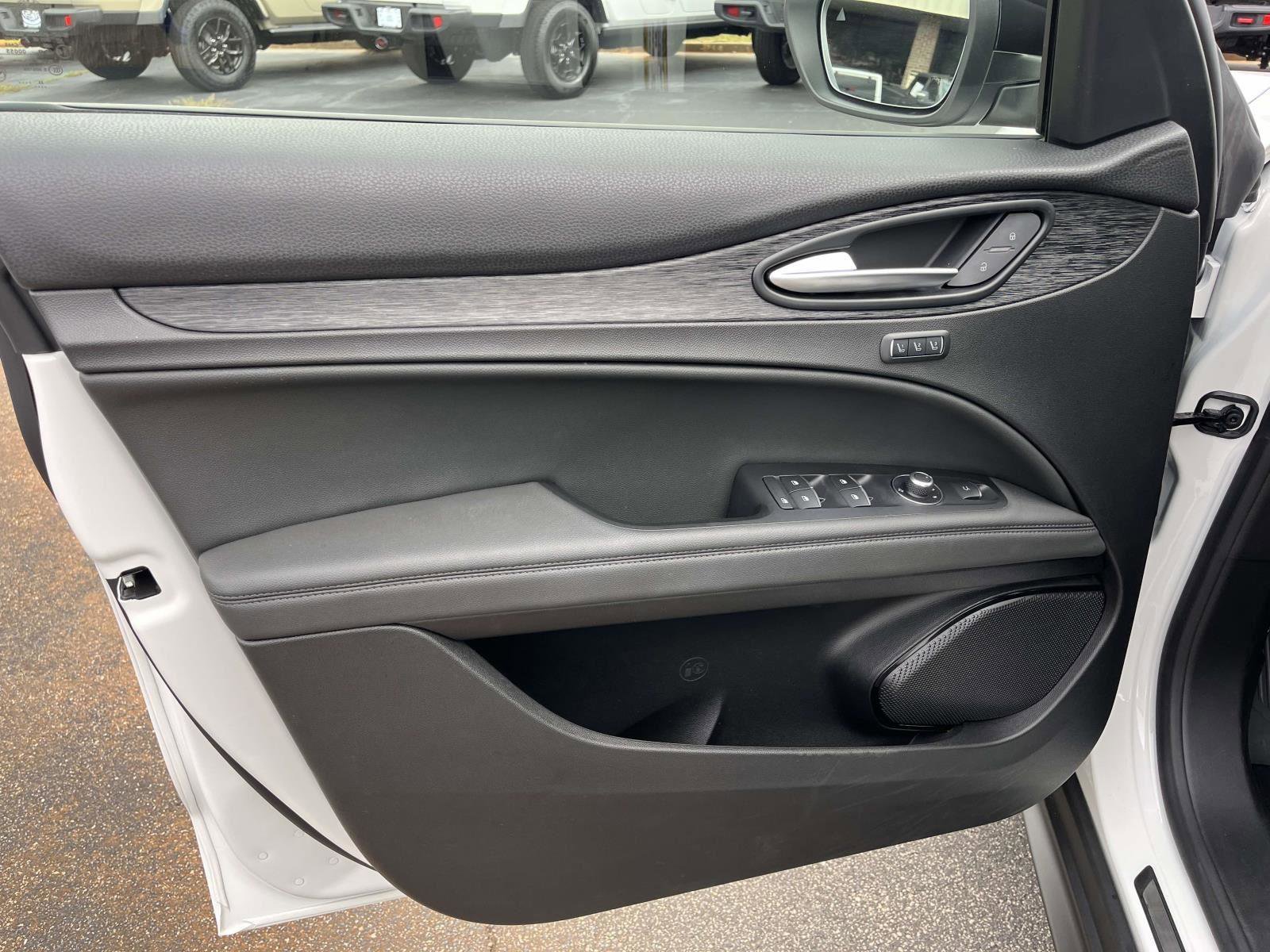 Used 2024 Alfa Romeo Stelvio Sprint image 6