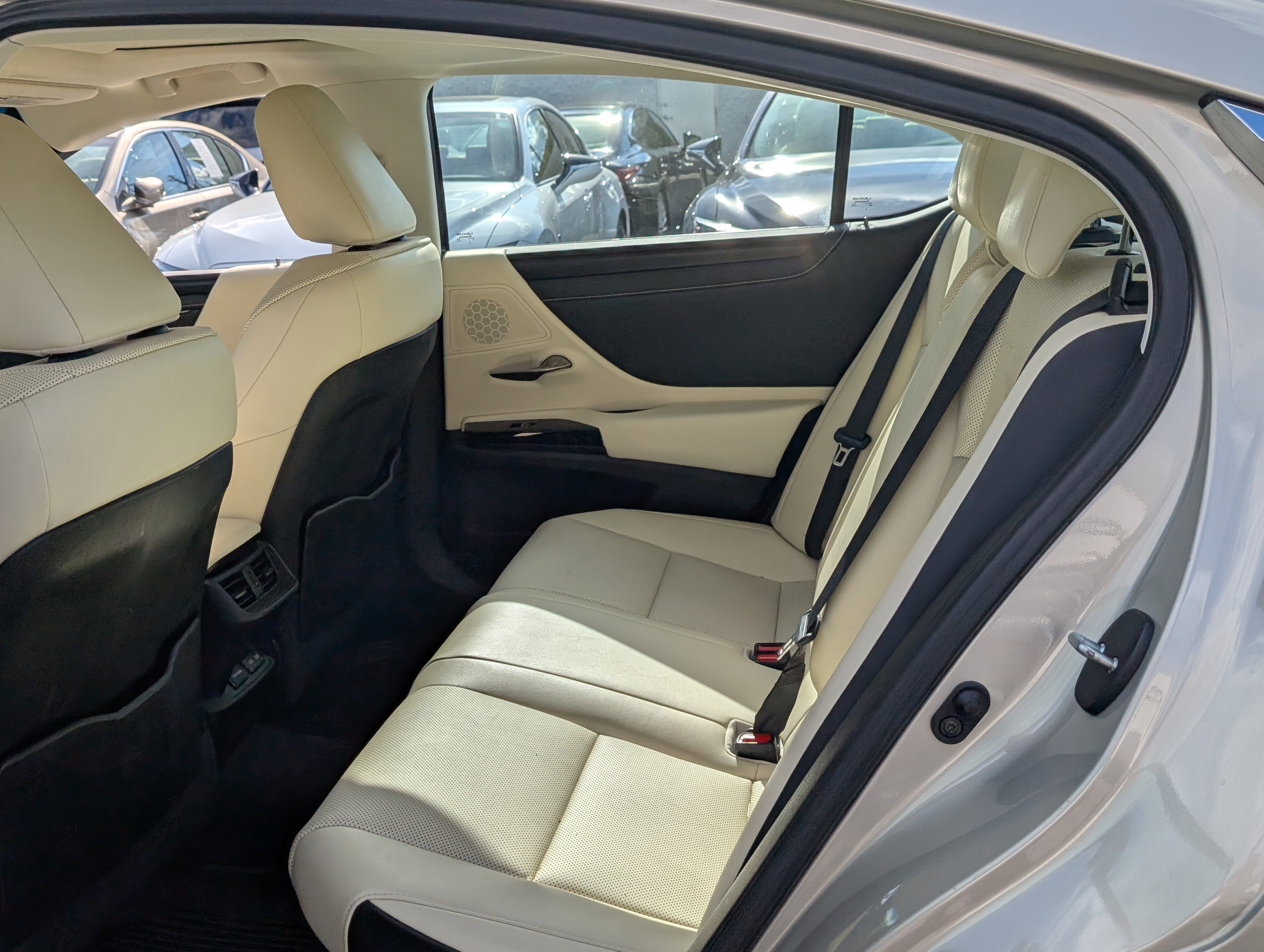 Certified 2022 Lexus ES 300h w/ Premium Package image 14