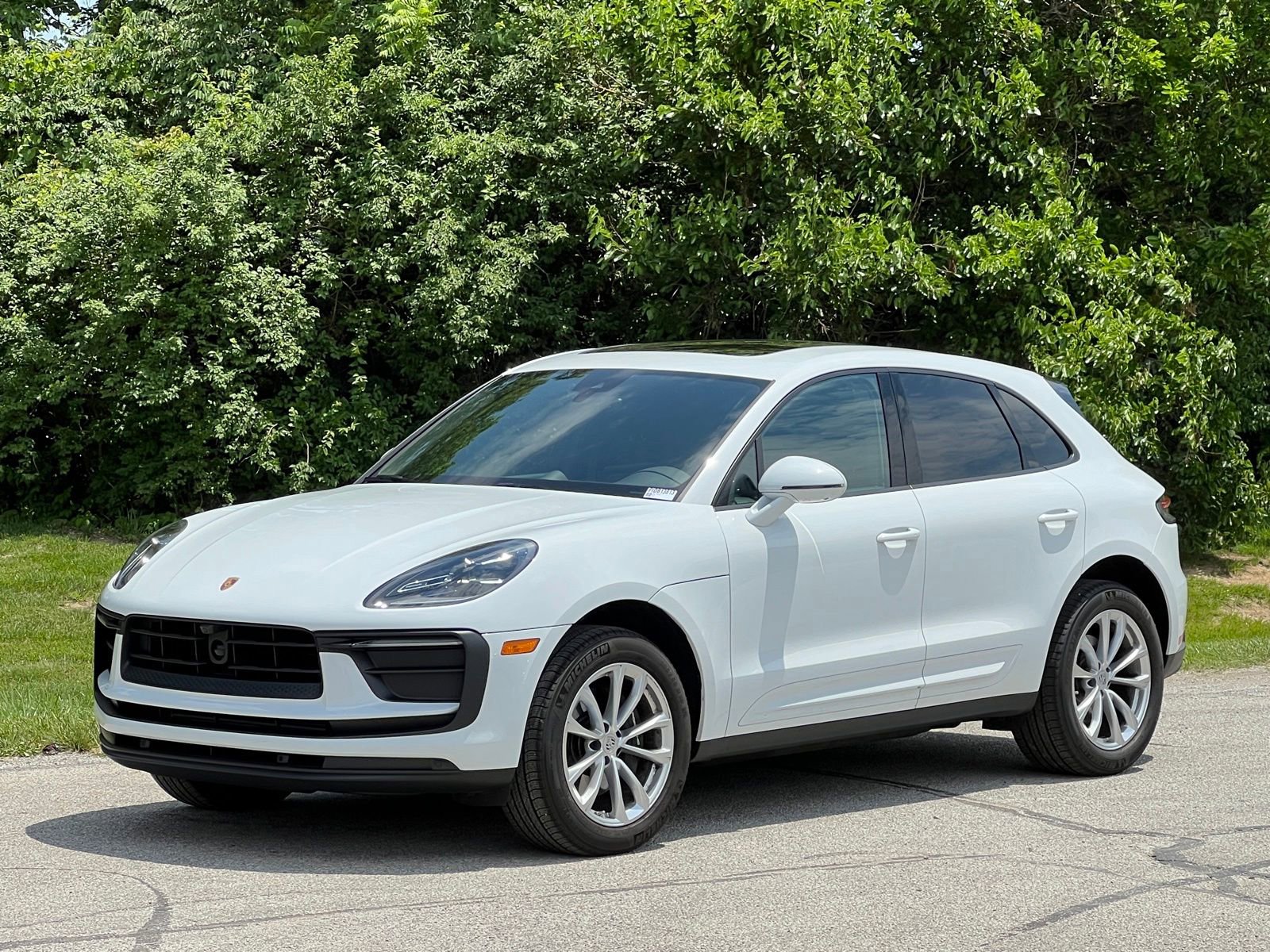 Certified 2025 Porsche Macan AWD/4WD image 1