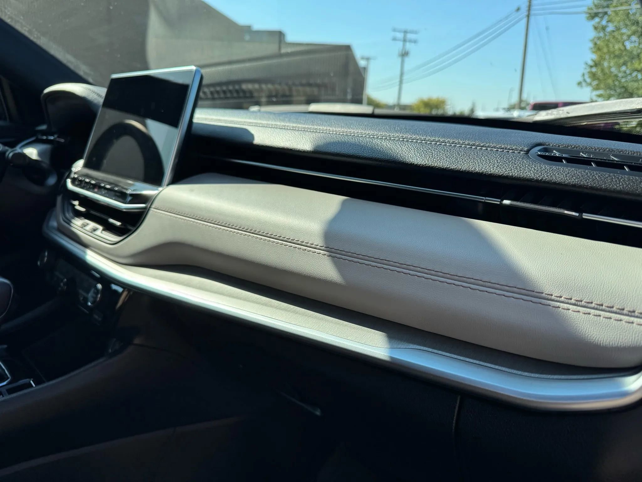 Used 2025 Jeep Compass Limited image 25