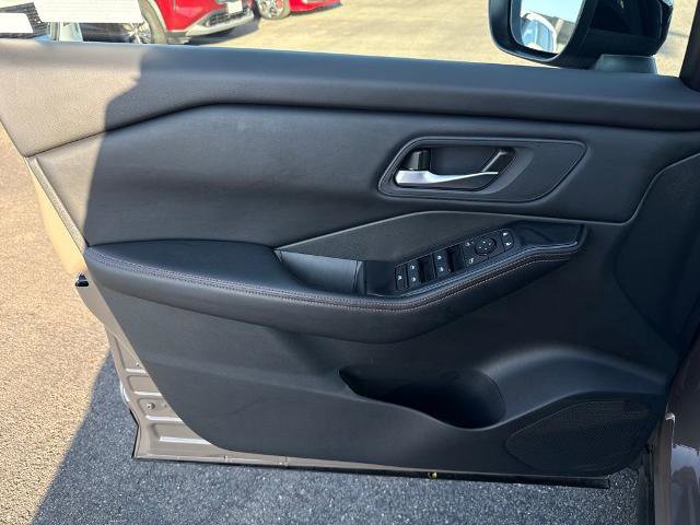 Certified 2025 Nissan Rogue SV image 19