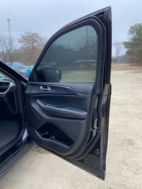 Used 2023 Jeep Grand Cherokee Laredo image 16