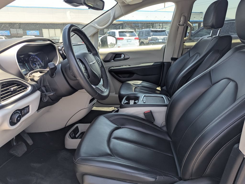 Used 2023 Chrysler Pacifica Touring-L FWD image 25