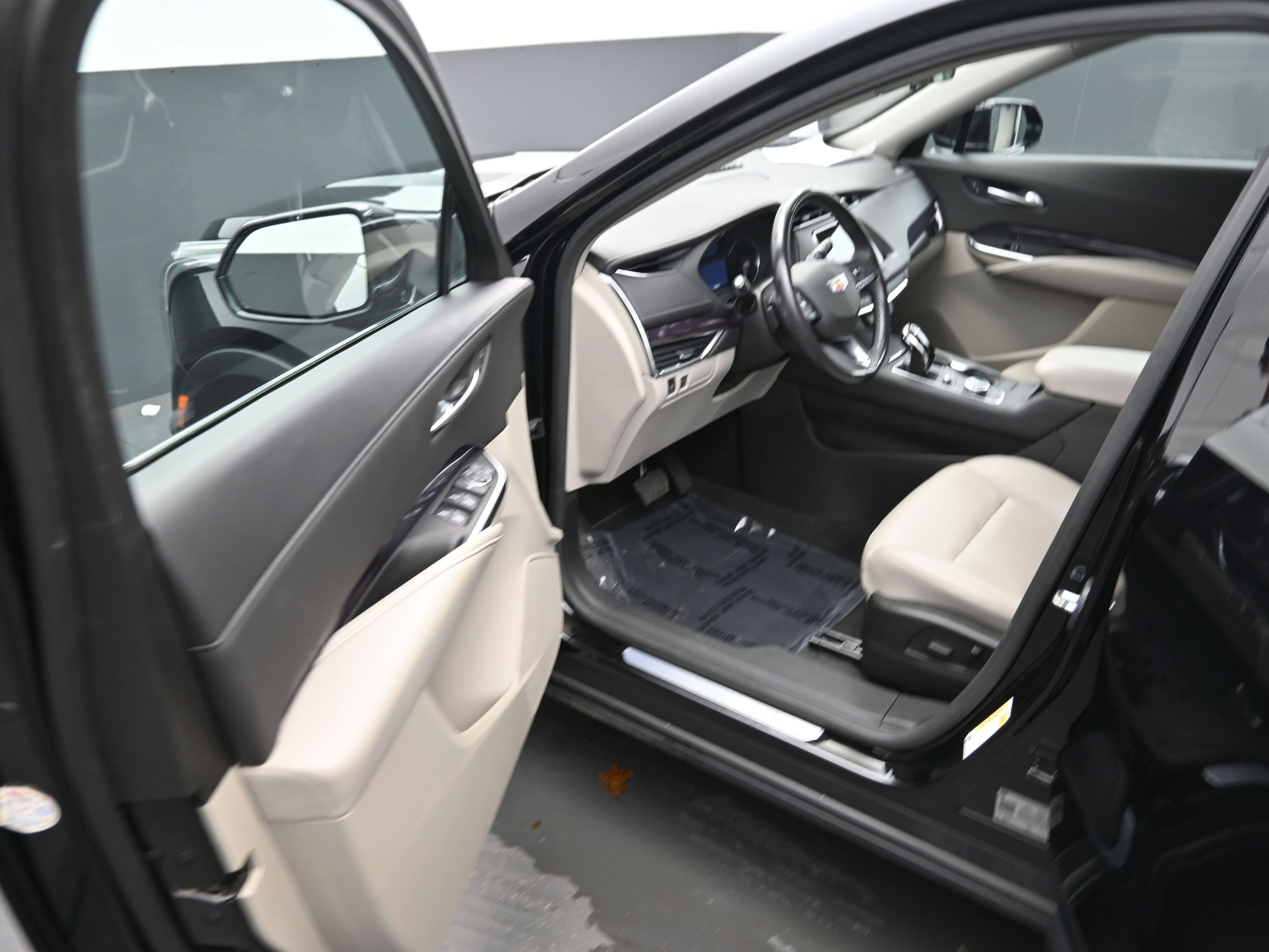 Used 2023 Cadillac XT4 Luxury w/ Cold Weather Package image 14