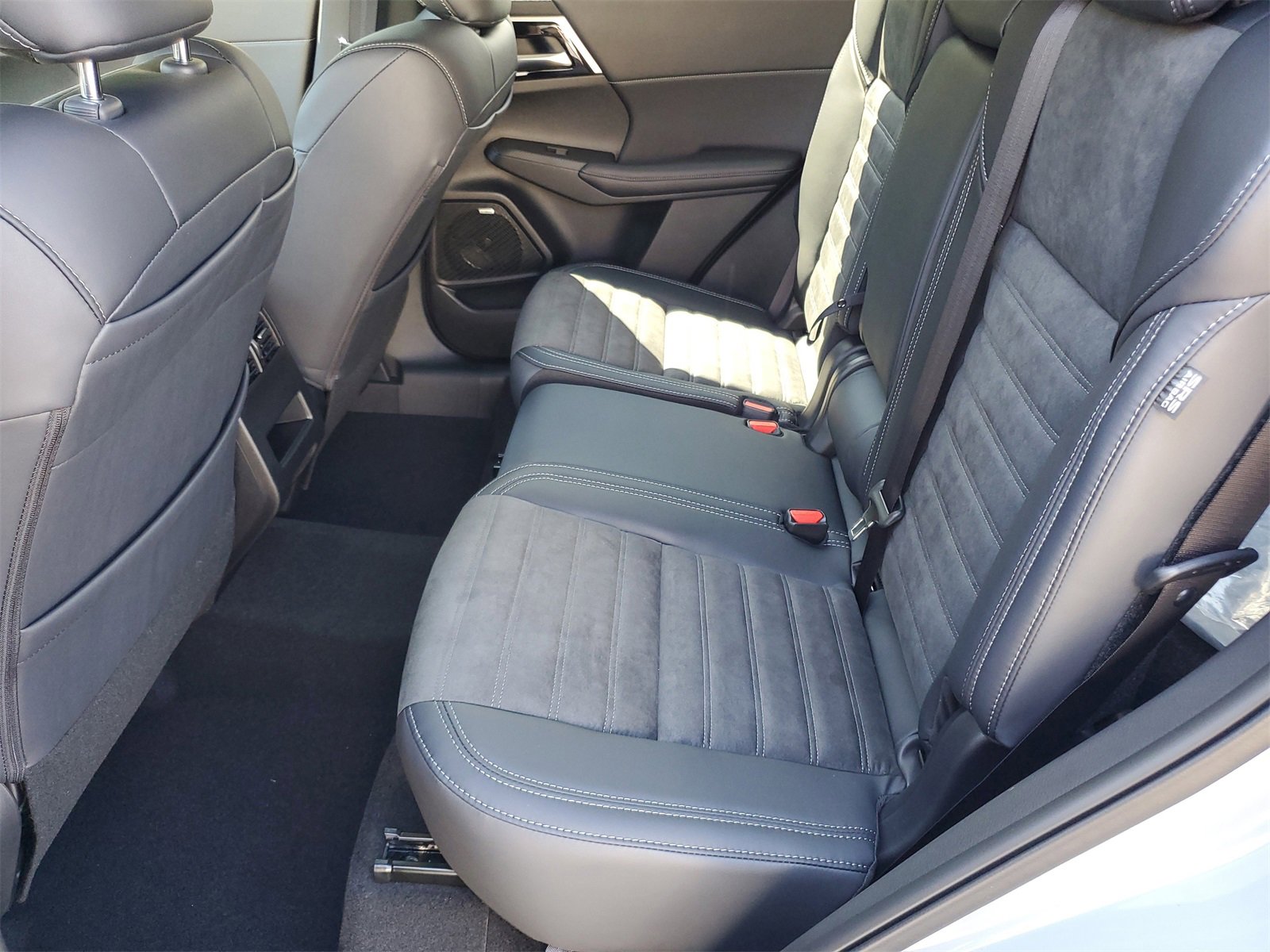 New 2025 Mitsubishi Outlander AWD image 21