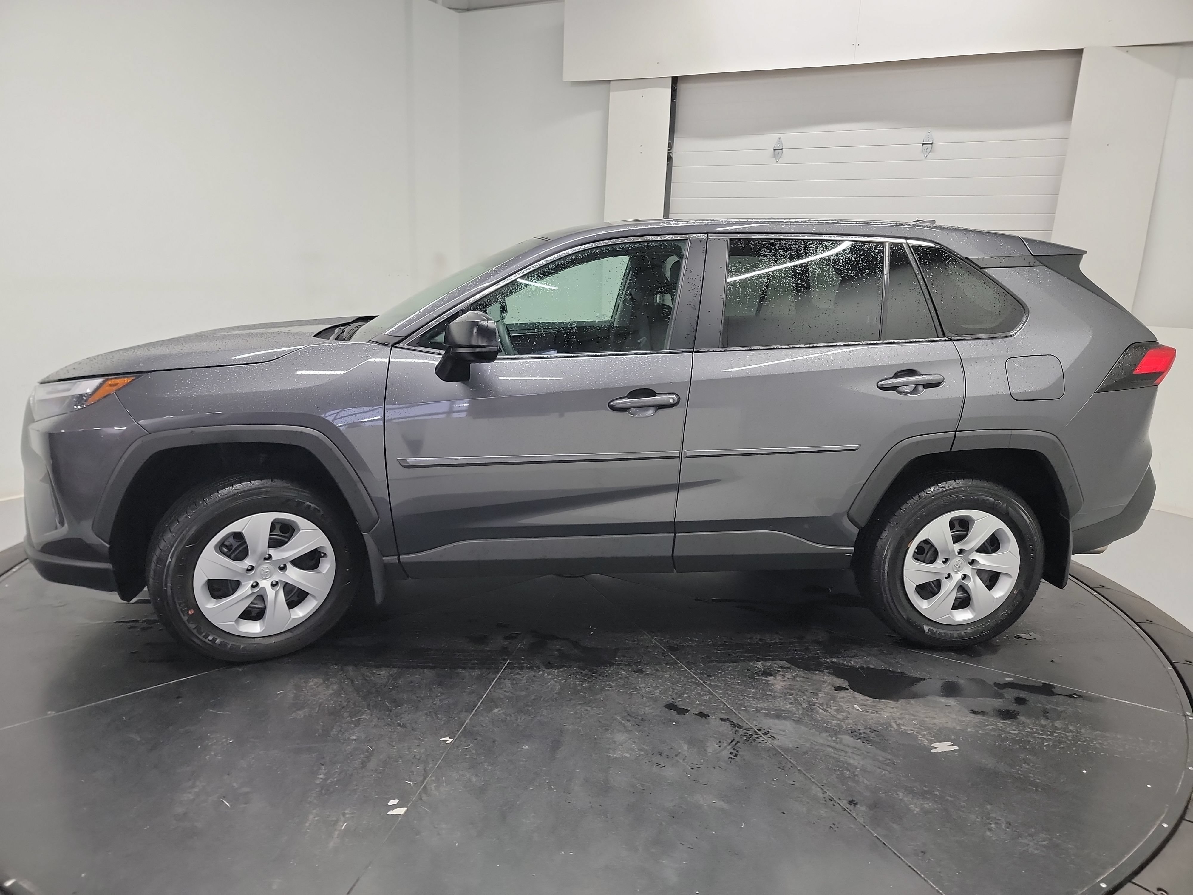 Used 2023 Toyota RAV4 LE AWD/4WD image 4