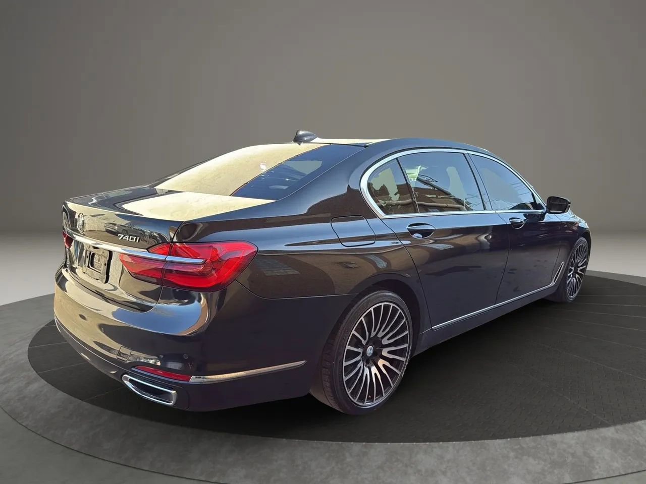 Used 2016 BMW 740i image 4