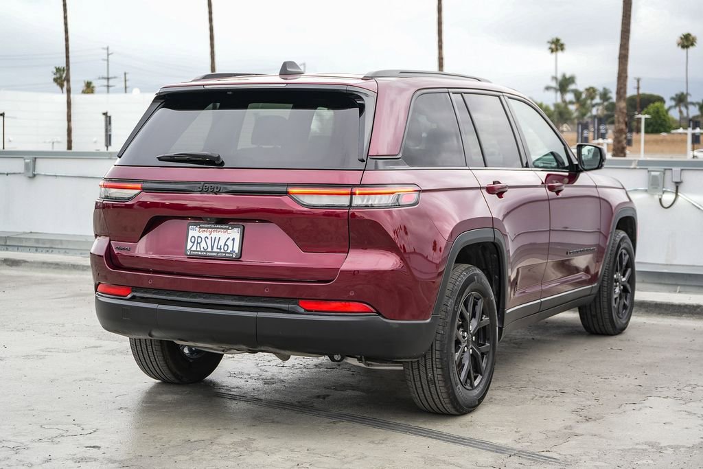 Used 2025 Jeep Grand Cherokee Altitude AWD/4WD image 7