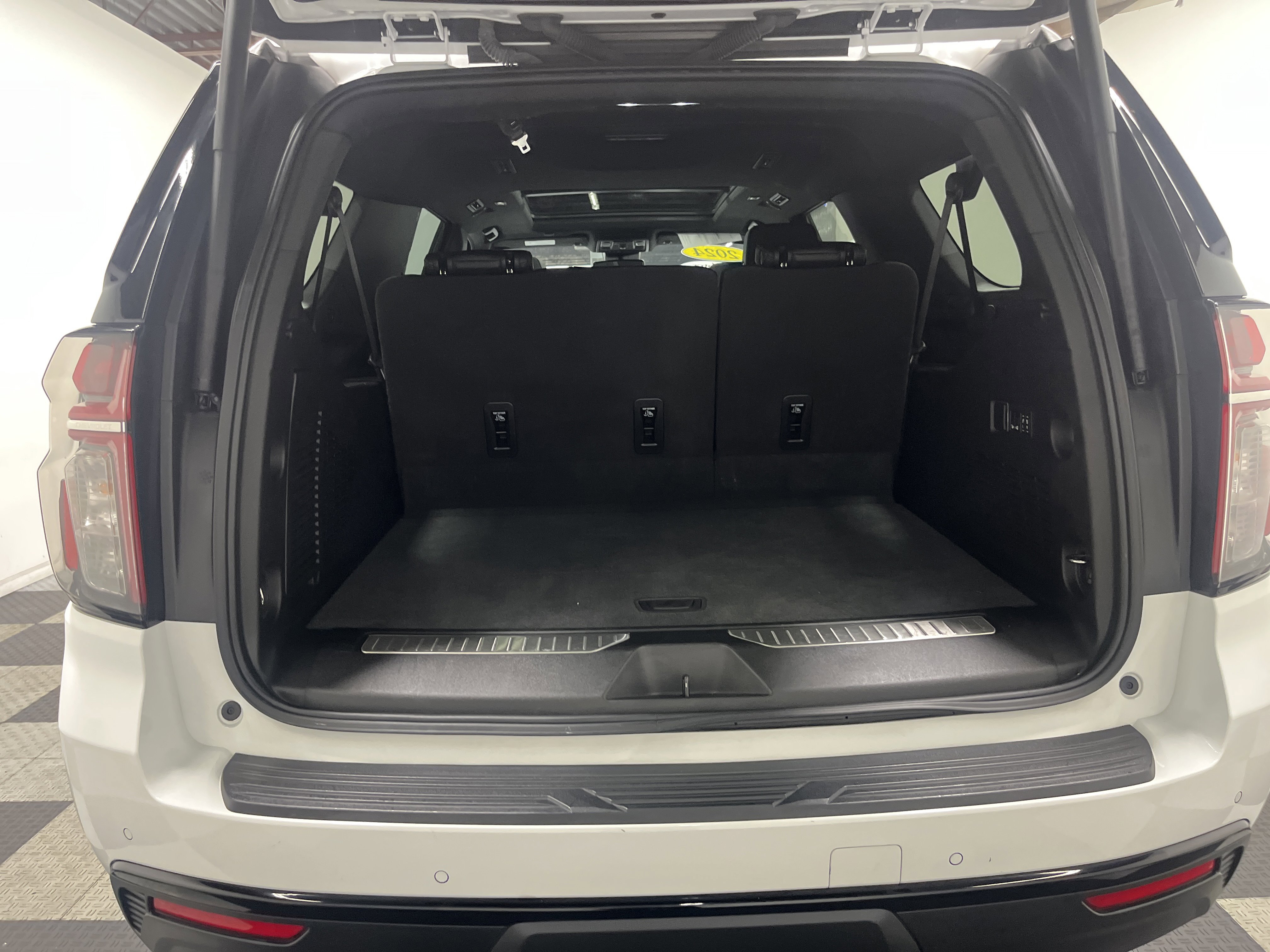 Used 2024 Chevrolet Suburban Z71 w/ Luxury Package image 18