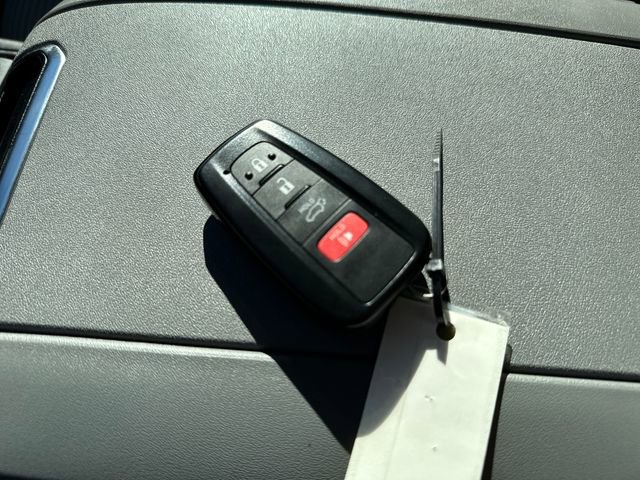 Used 2023 Toyota Highlander LE AWD/4WD image 39