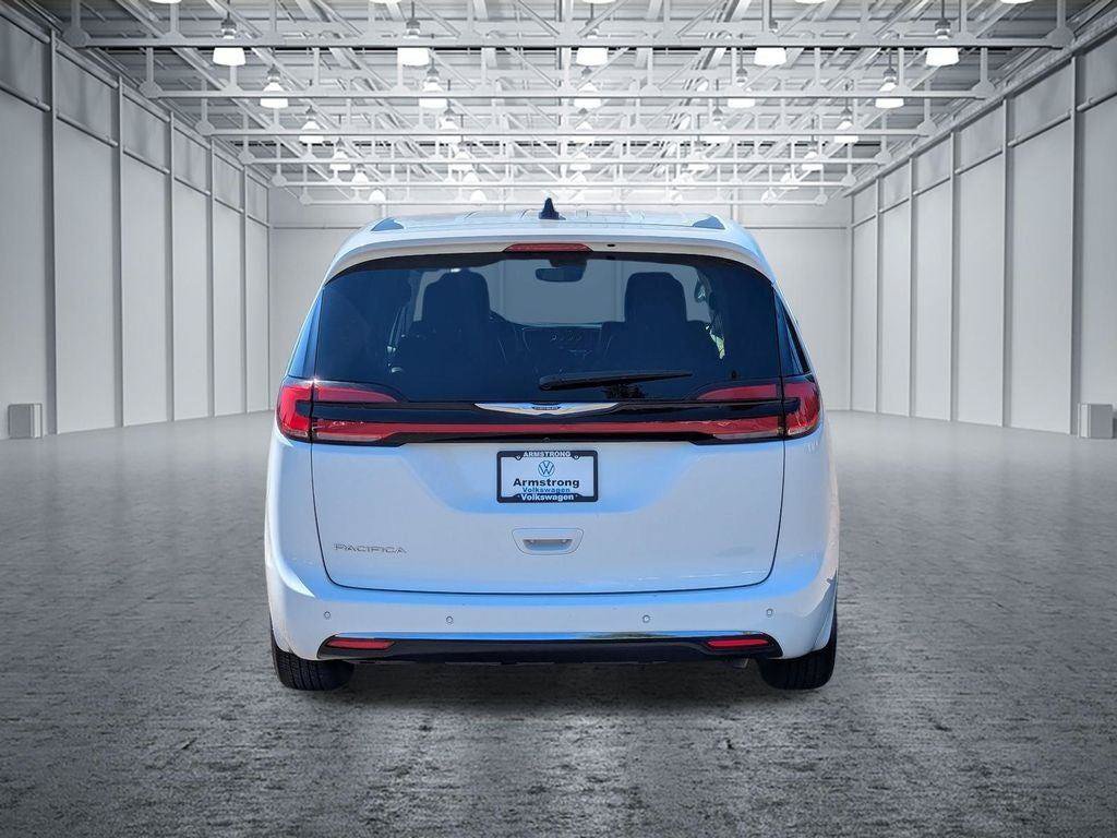 Used 2023 Chrysler Pacifica Touring-L FWD image 4