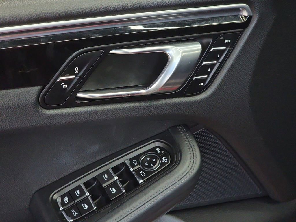 Used 2015 Porsche Macan Turbo image 34