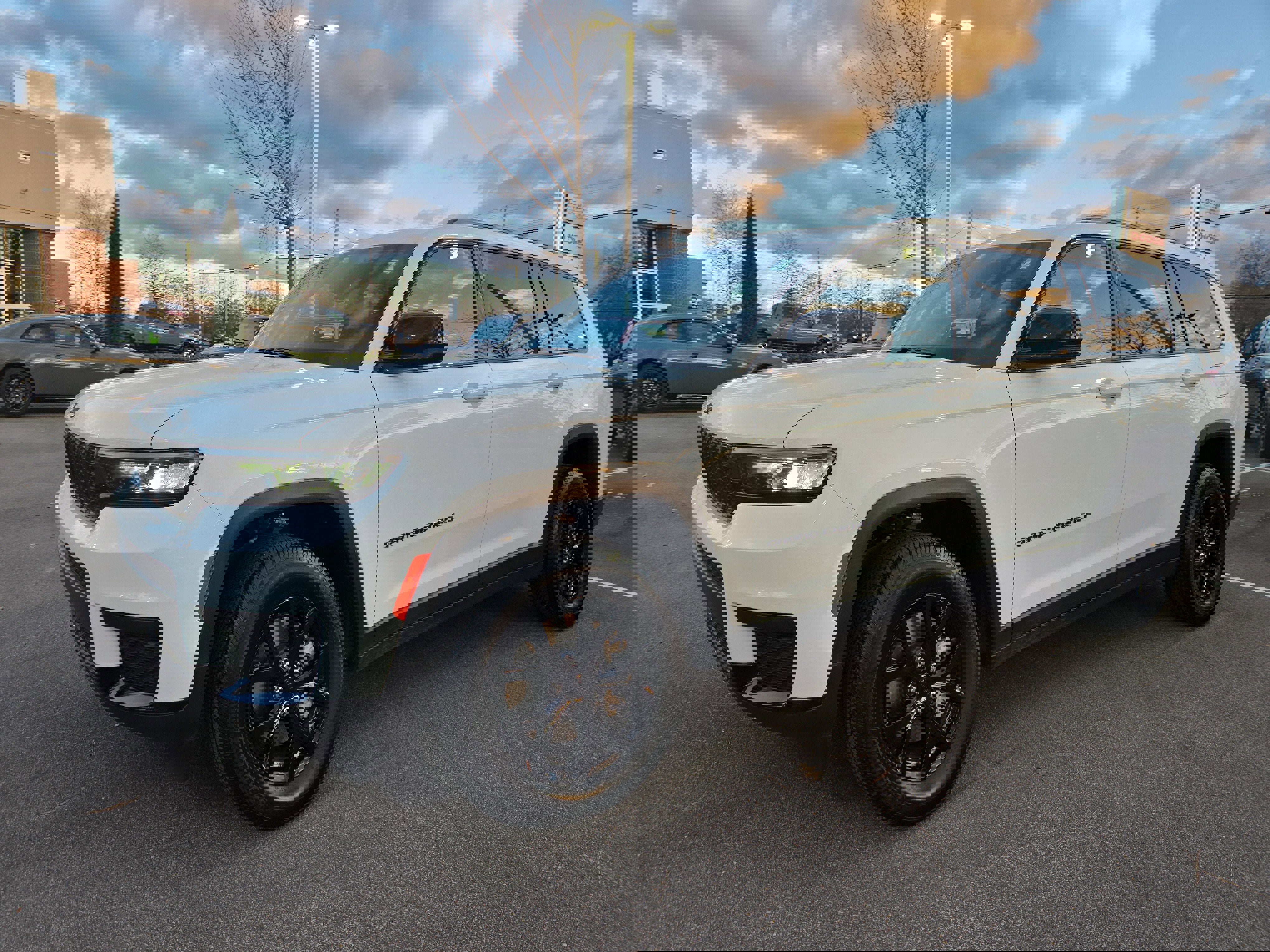 Certified 2024 Jeep Grand Cherokee L Altitude image 1