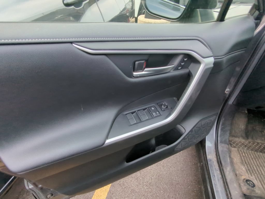 Used 2020 Toyota RAV4 Limited AWD/4WD image 8