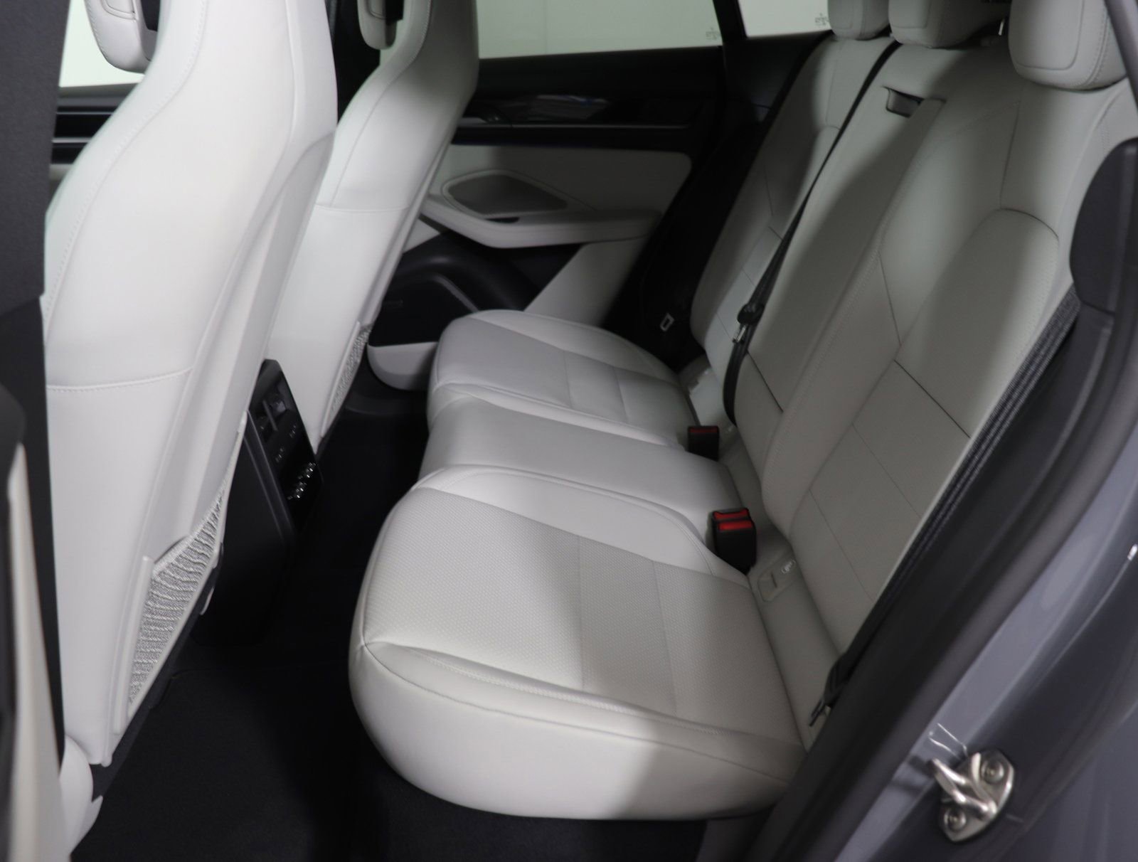 Certified 2025 Porsche Macan Electric RWD image 16