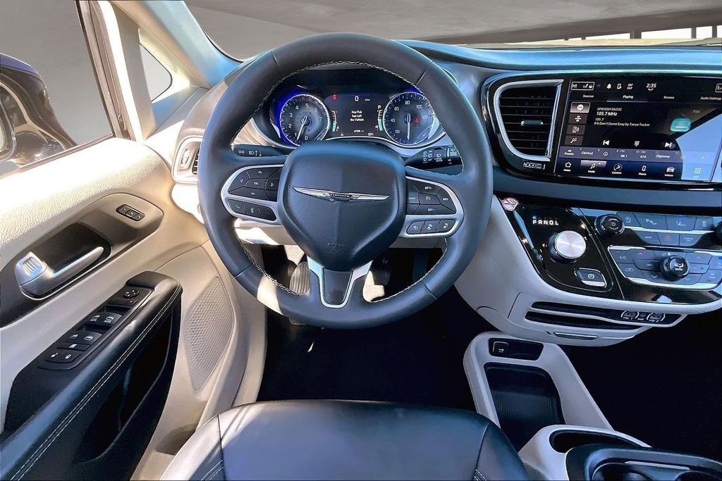 Used 2024 Chrysler Pacifica Touring-L image 8