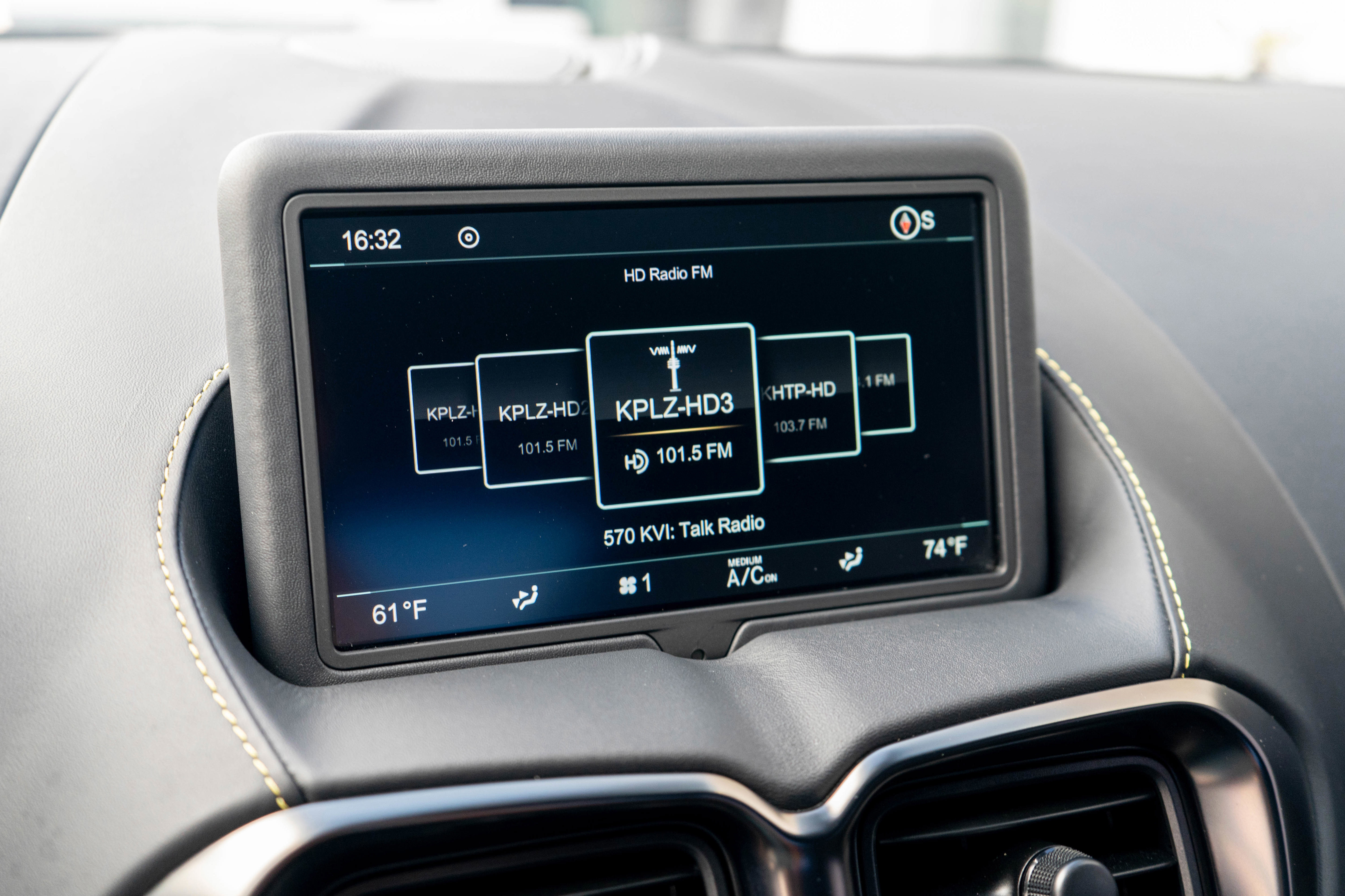 Used 2023 Aston Martin V8 Vantage Coupe image 17