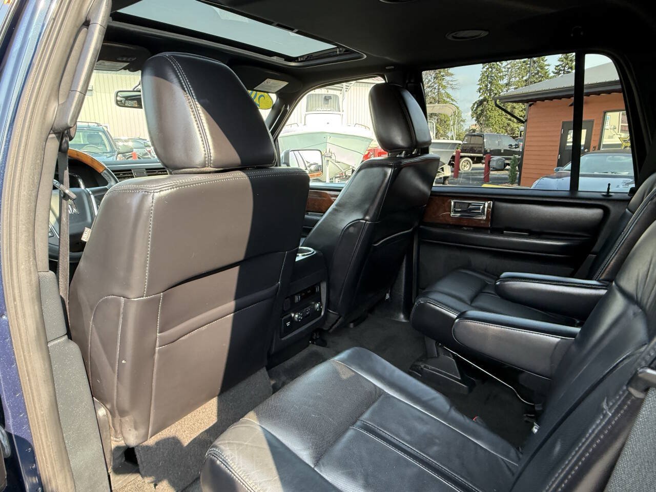Used 2016 Lincoln Navigator Select AWD/4WD image 17