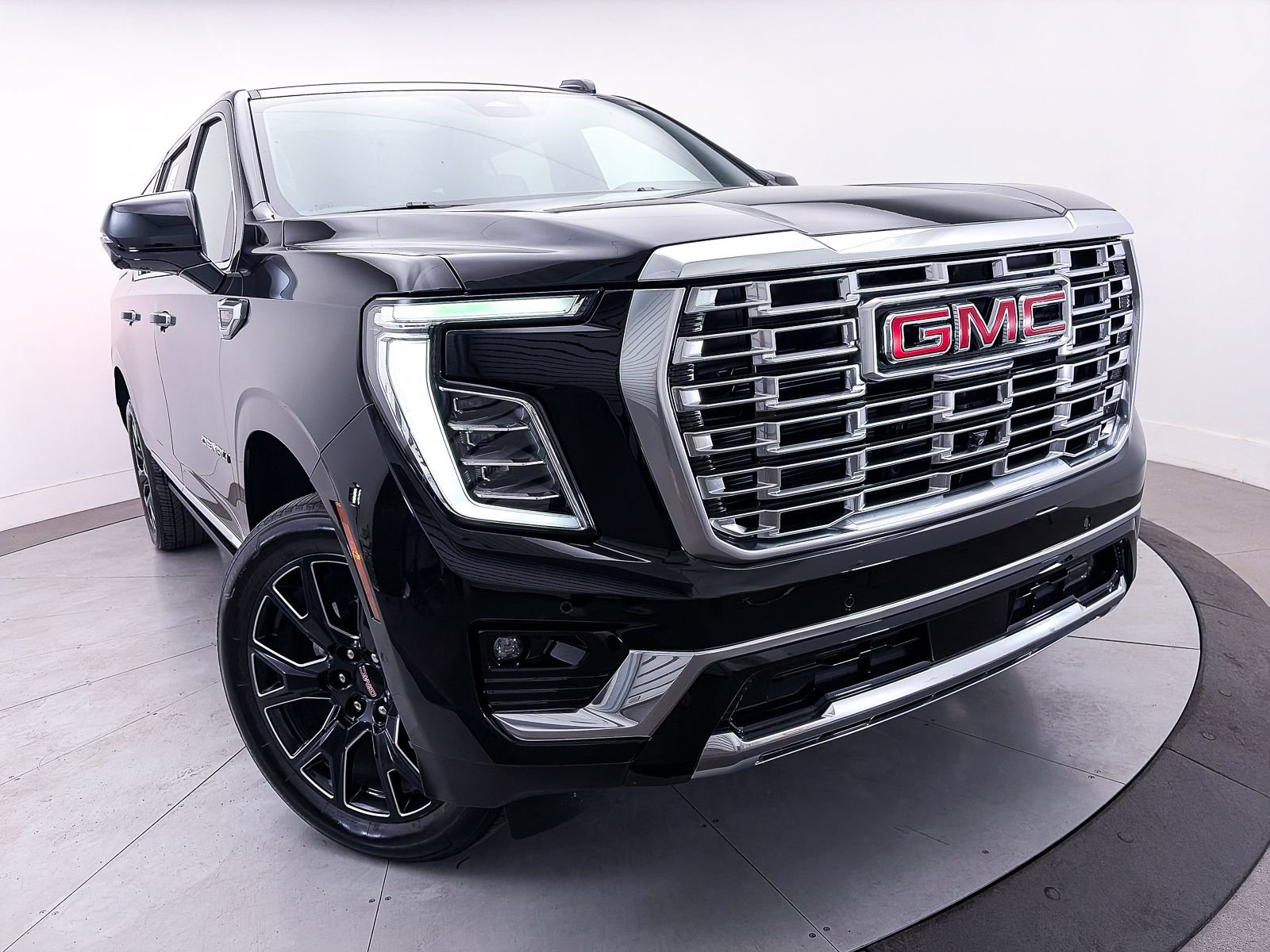 Used 2025 GMC Yukon XL Denali w/ Sun & Power Step Package AWD/4WD image 3