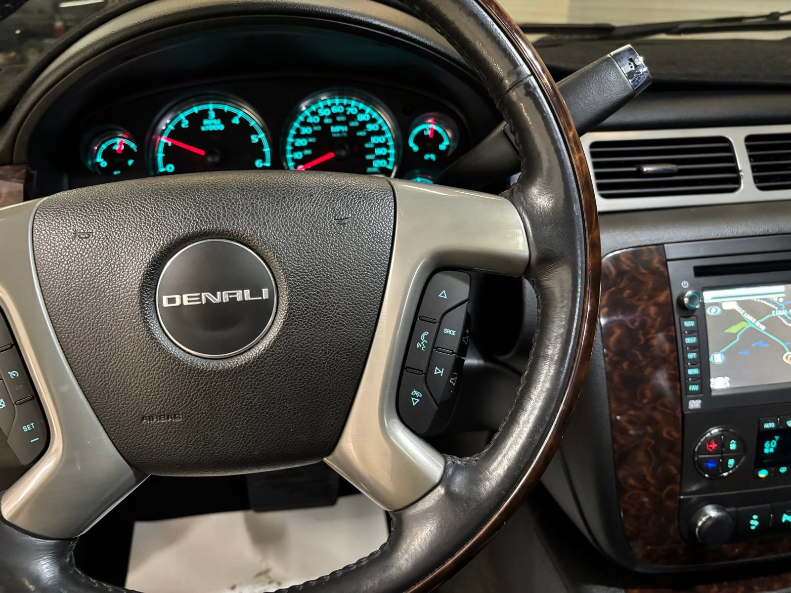 Used 2014 GMC Yukon Denali AWD/4WD image 15