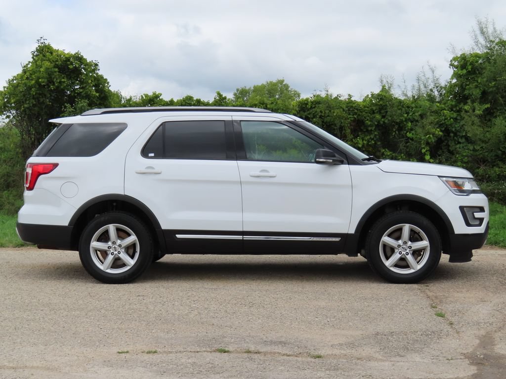 Used 2017 Ford Explorer XLT w/ Equipment Group 202A AWD/4WD image 2