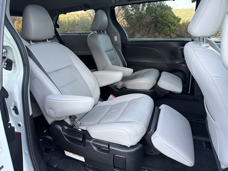 Used 2015 Toyota Sienna Limited Premium FWD image 18