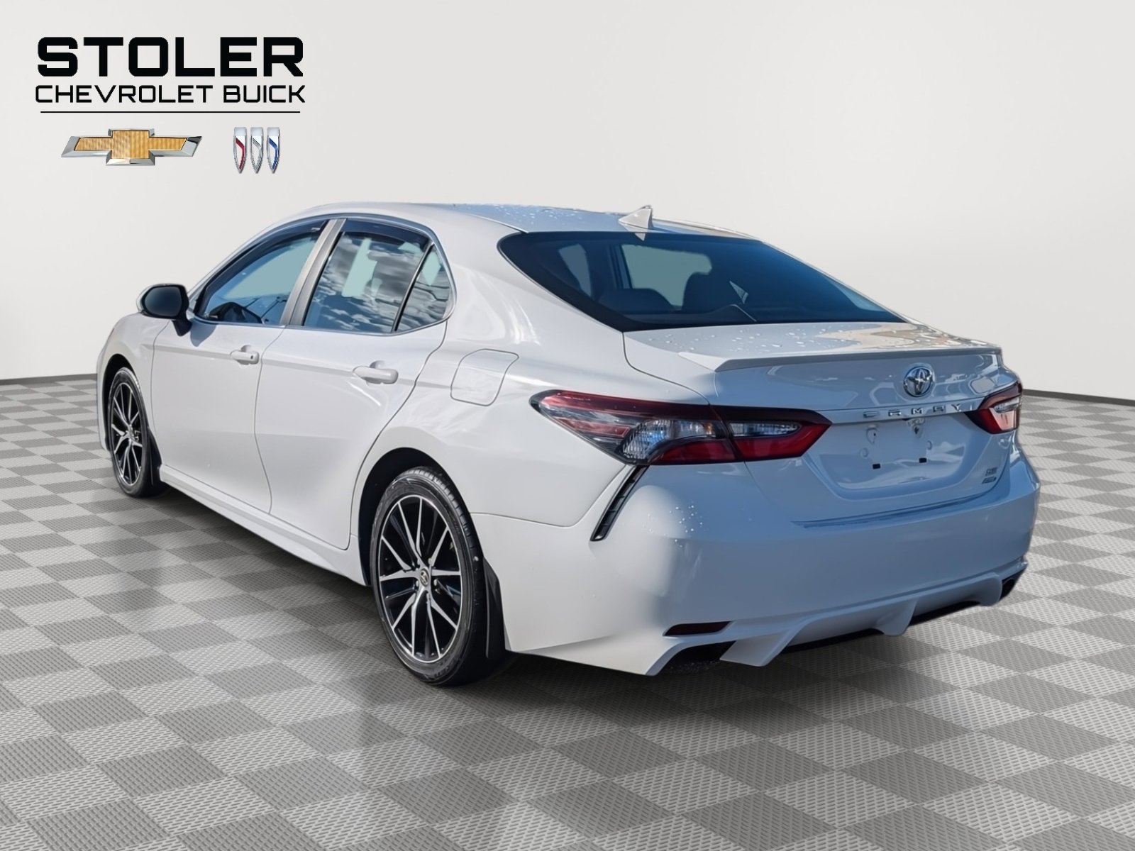 Used 2022 Toyota Camry SE image 3